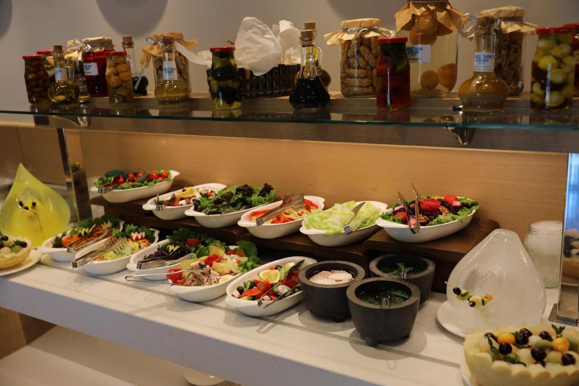 Karavansaray Turkistan Harbour Hotel -Flying Theatre Access Eksteriør bilde A salad bar
