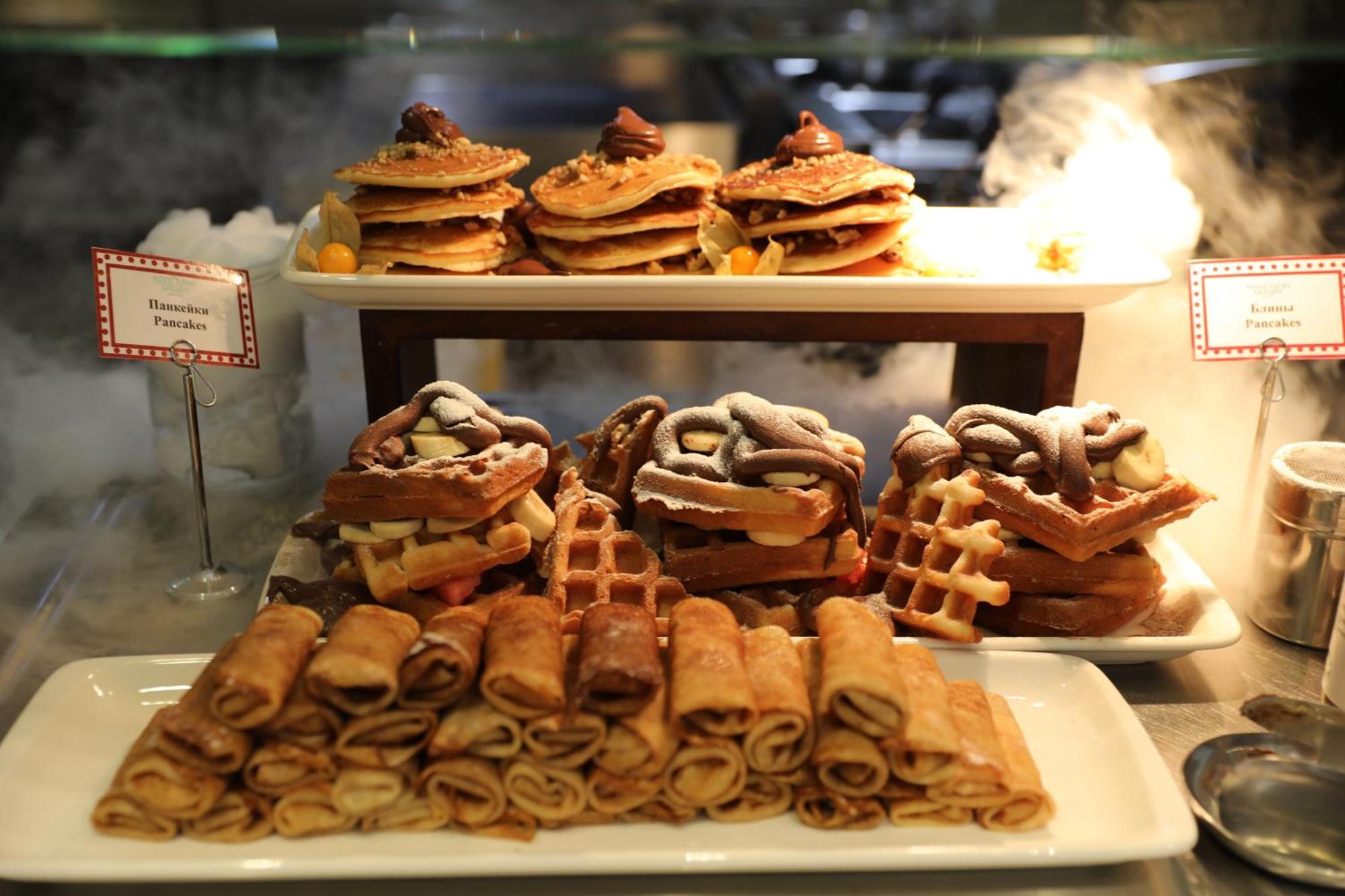 Karavansaray Turkistan Harbour Hotel -Flying Theatre Access Eksteriør bilde A display of various Italian pastries
