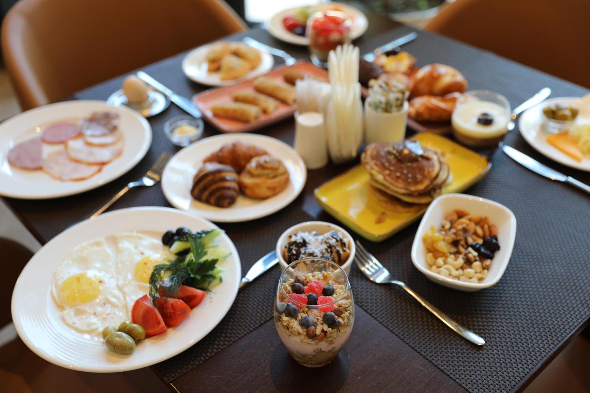 Karavansaray Turkistan Harbour Hotel -Flying Theatre Access Eksteriør bilde A breakfast buffet